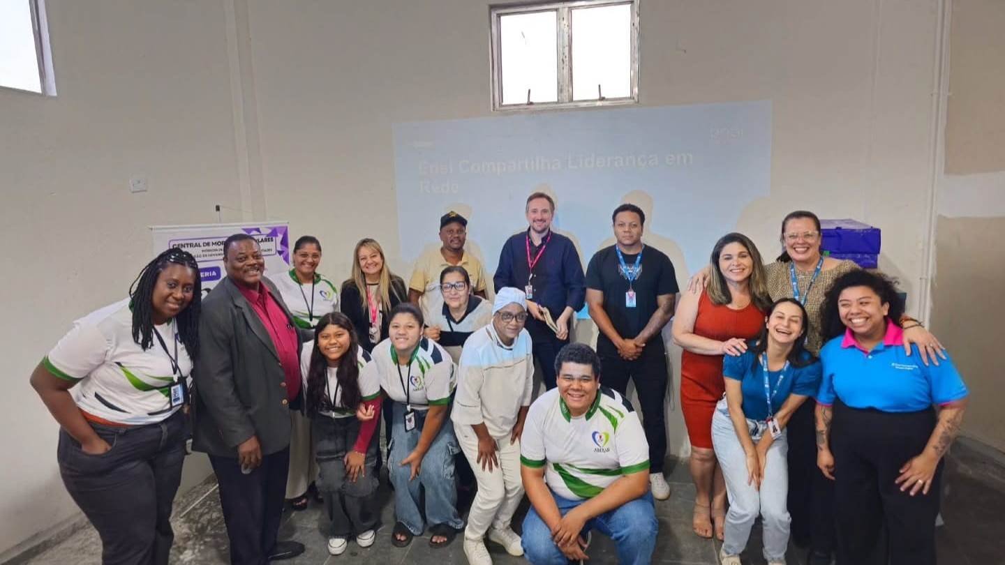 Equipe do Instituto AMEAS reunida com parceiros comunitários após um encontro de formação na sede.