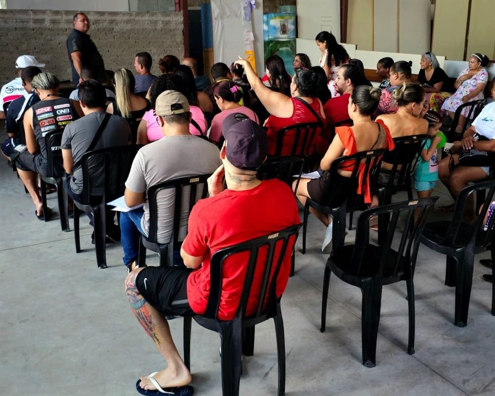 Moradores reunidos na assembleia do programa habitacional acompanhada pelo Instituto AMEAS.