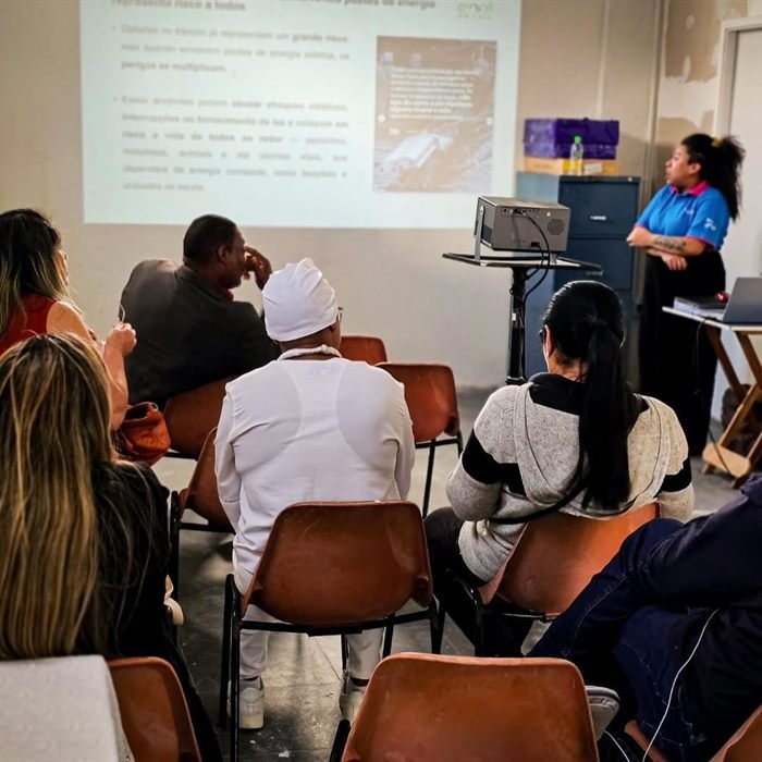 Turma acompanha uma palestra formativa com projetor na sede do Instituto.