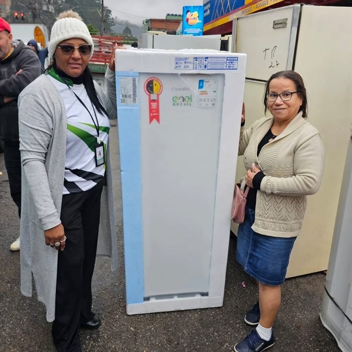 Voluntária do Instituto acompanha moradoras na entrega de eletrodomésticos do Pode Entrar.