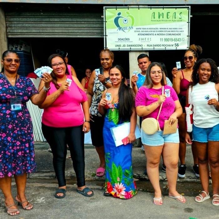 Grupo de moradoras em frente à sede do Instituto AMEAS, na Rua Dardo Rocha.