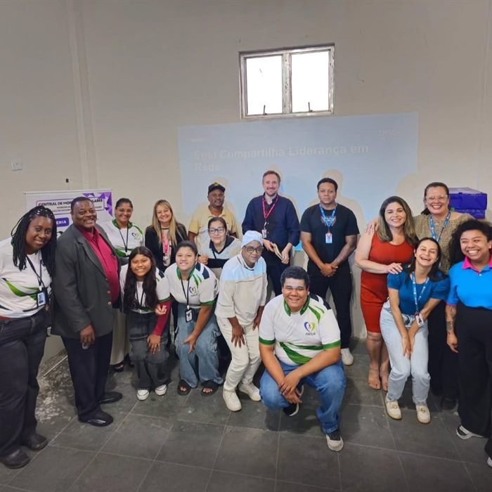 Equipe do Instituto reunida com representantes de organizações parceiras.